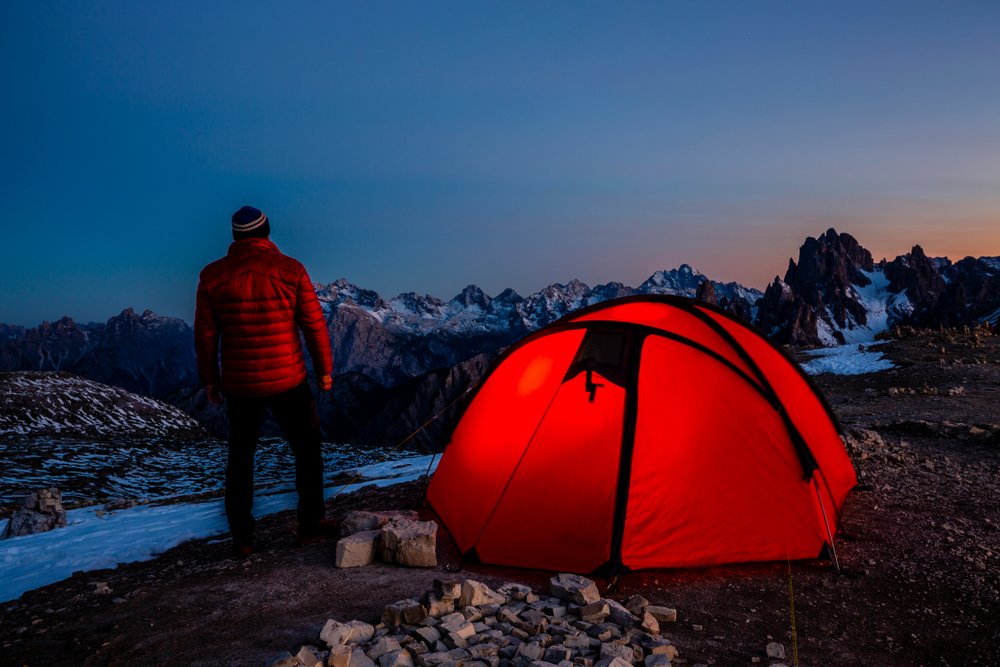 muž s červeným stanem